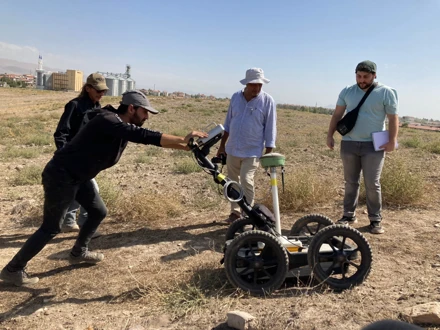Arazi çalışmalarında Jeofizik alımları Dr. Öğr. Üyesi Fethi Ahmet Yüksel başkanlığındaki bir ekip tarafından yürütülmektedir. 